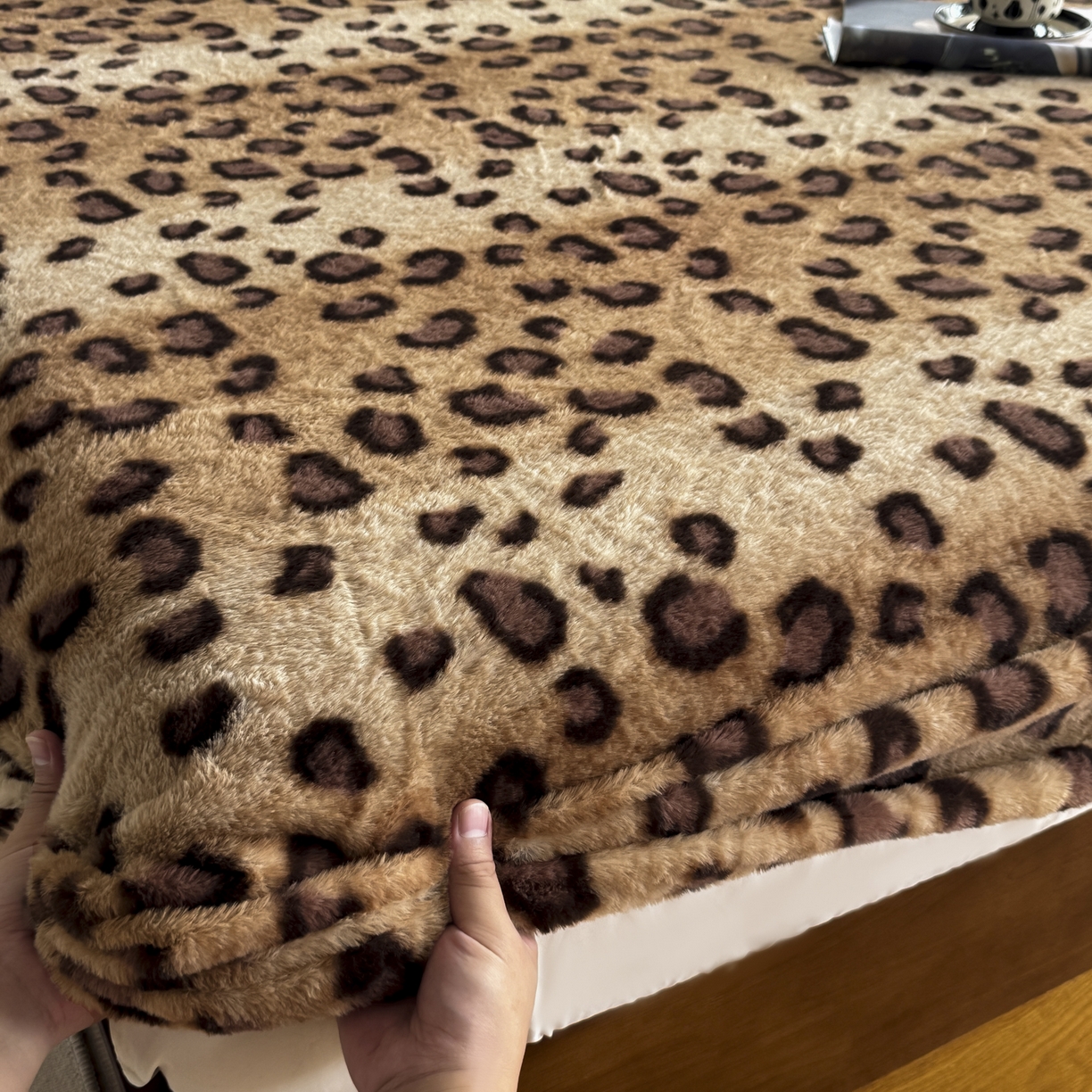 91家纺网 家纺一手货源 找家纺 新印象 2025新款兔毛绒保暖床笠系列 兔毛绒-豹纹