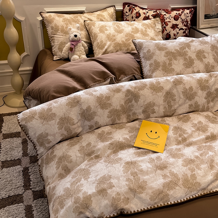 91家纺网 家纺一手货源 找家纺 吉象家纺 2025新款全棉磨毛三角针贝壳边印花四件套 枫叶