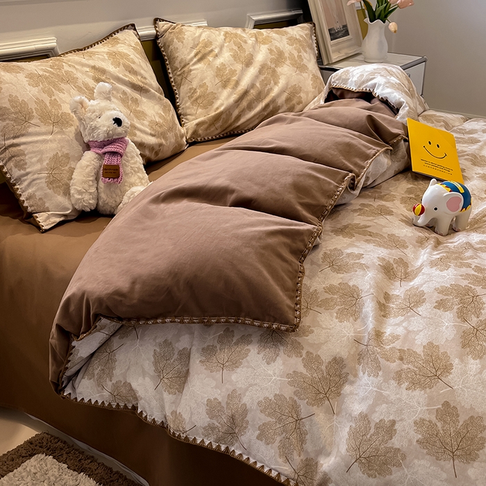 91家纺网 家纺一手货源 找家纺 吉象家纺 2025新款全棉磨毛三角针贝壳边印花四件套 枫叶