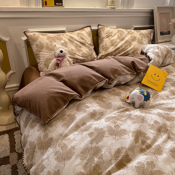 91家纺网 家纺一手货源 找家纺 吉象家纺 2025新款全棉磨毛三角针贝壳边印花四件套 枫叶