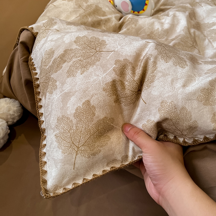 91家纺网 家纺一手货源 找家纺 吉象家纺 2025新款全棉磨毛三角针贝壳边印花四件套 枫叶