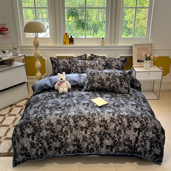 91家纺网 家纺一手货源 找家纺 吉象家纺 2025新款全棉磨毛三角针贝壳边印花四件套 墨染