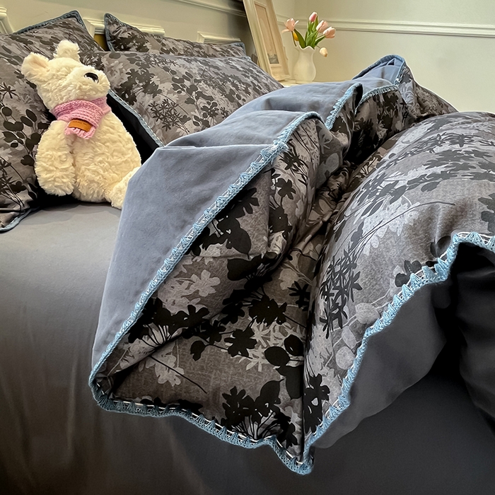 91家纺网 家纺一手货源 找家纺 吉象家纺 2025新款全棉磨毛三角针贝壳边印花四件套 墨染