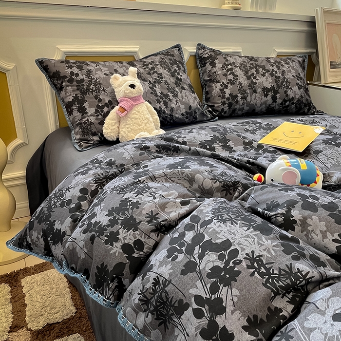 91家纺网 家纺一手货源 找家纺 吉象家纺 2025新款全棉磨毛三角针贝壳边印花四件套 墨染