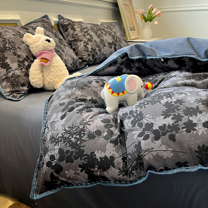 91家纺网 家纺一手货源 找家纺 吉象家纺 2025新款全棉磨毛三角针贝壳边印花四件套 墨染