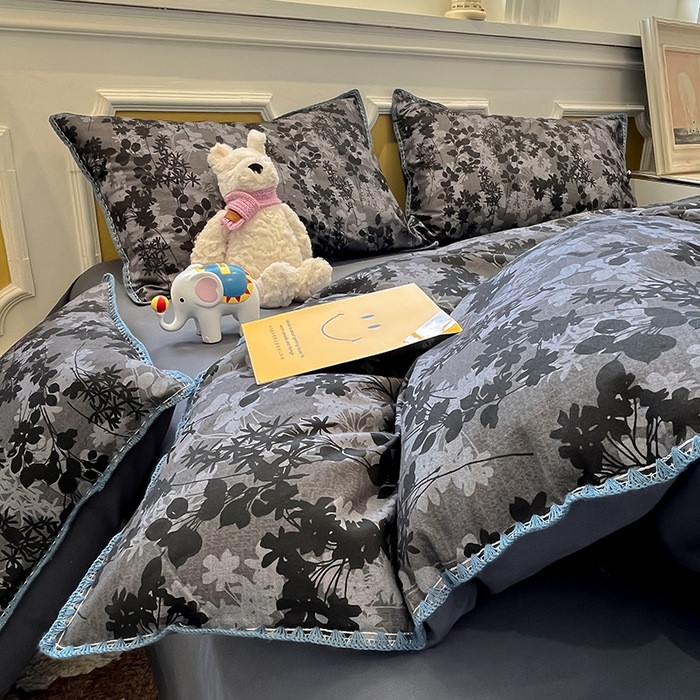 91家纺网 家纺一手货源 找家纺 吉象家纺 2025新款全棉磨毛三角针贝壳边印花四件套 墨染