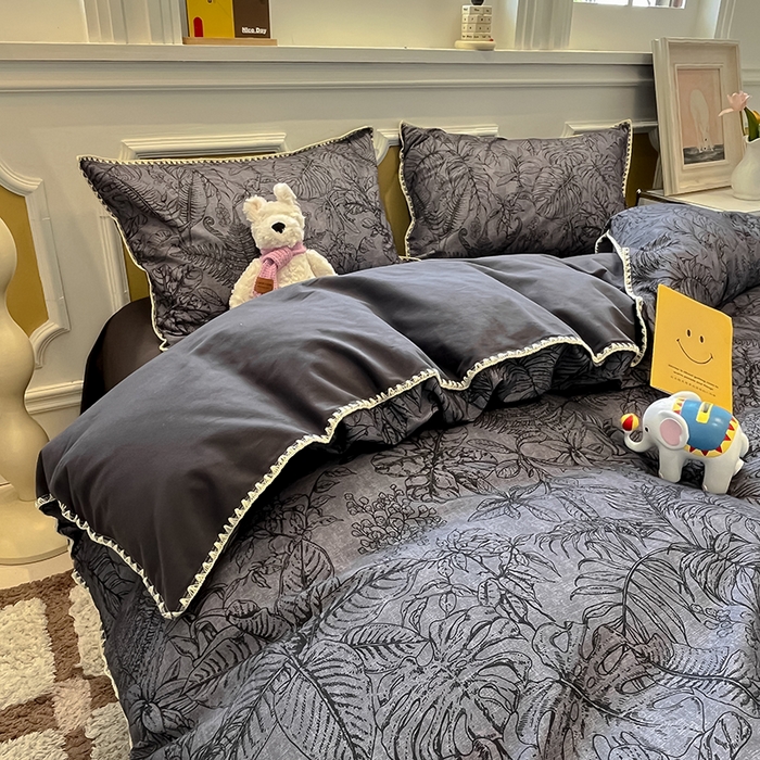 91家纺网 家纺一手货源 找家纺 吉象家纺 2025新款全棉磨毛三角针贝壳边印花四件套 清浅