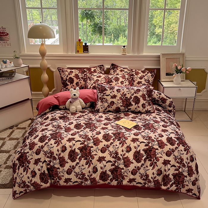 91家纺网 家纺一手货源 找家纺 吉象家纺 2025新款全棉磨毛三角针贝壳边印花四件套 薰染 -红