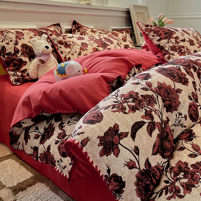 91家纺网 家纺一手货源 找家纺 吉象家纺 2025新款全棉磨毛三角针贝壳边印花四件套 薰染 -红