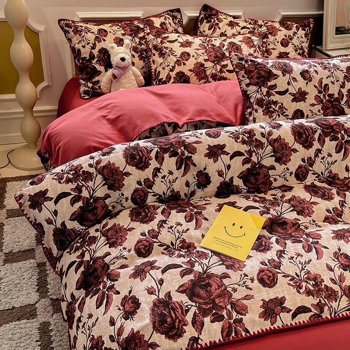 91家纺网 家纺一手货源 找家纺 吉象家纺 2025新款全棉磨毛三角针贝壳边印花四件套 薰染 -红