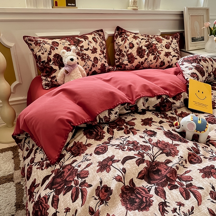 91家纺网 家纺一手货源 找家纺 吉象家纺 2025新款全棉磨毛三角针贝壳边印花四件套 薰染 -红