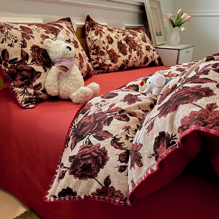 91家纺网 家纺一手货源 找家纺 吉象家纺 2025新款全棉磨毛三角针贝壳边印花四件套 薰染 -红