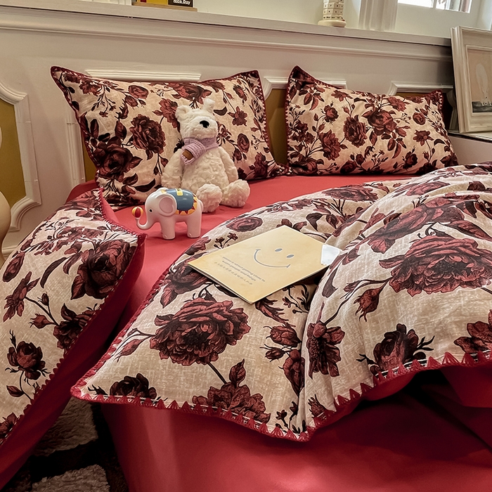 91家纺网 家纺一手货源 找家纺 吉象家纺 2025新款全棉磨毛三角针贝壳边印花四件套 薰染 -红