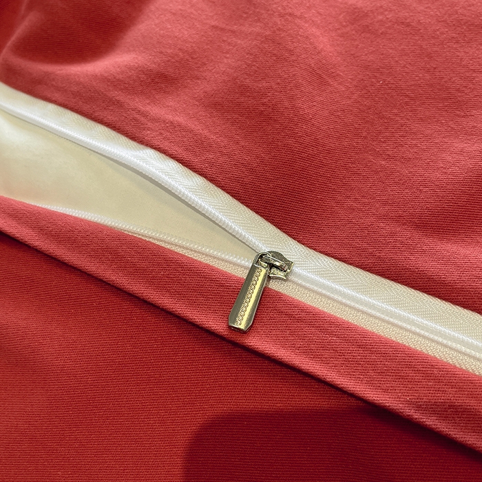 91家纺网 家纺一手货源 找家纺 吉象家纺 2025新款全棉磨毛三角针贝壳边印花四件套 薰染 -红