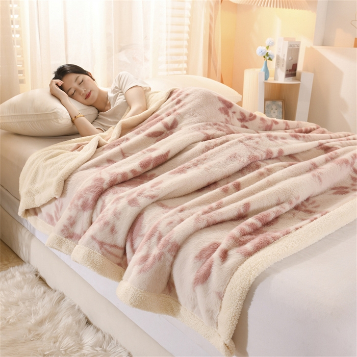 91家纺网 家纺一手货源 找家纺 恋绒家纺 2025新款美拉德风格双层毛毯休闲毯办公室毯子午睡毯 粉色树枝