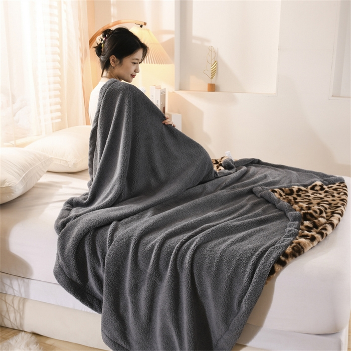 91家纺网 家纺一手货源 找家纺 恋绒家纺 2025新款美拉德风格双层毛毯休闲毯办公室毯子午睡毯 咖啡豹圈