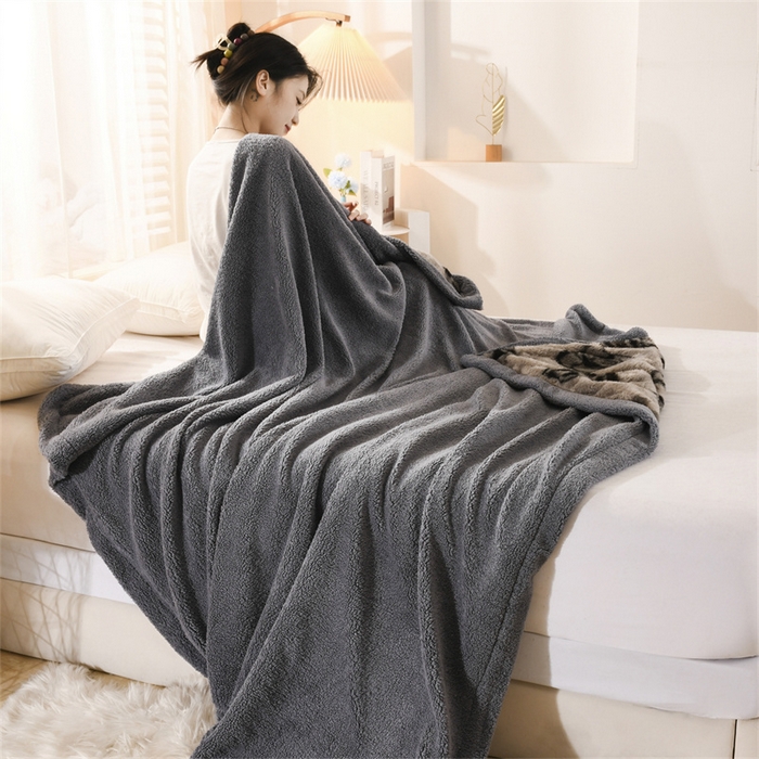 91家纺网 家纺一手货源 找家纺 恋绒家纺 2025新款美拉德风格双层毛毯休闲毯办公室毯子午睡毯 绽放灰