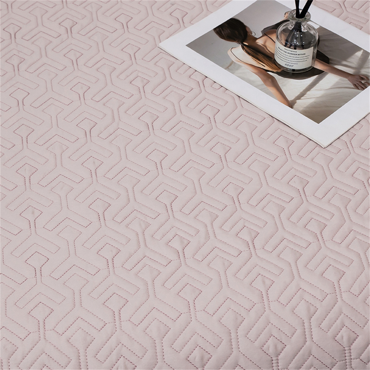 91家纺网 家纺一手货源 找家纺 OL家纺 2025新款140全棉提花刺绣四件套-亚尔夫（控价1.5/1.8标准被套折券后438元！！！） 亚尔夫-樱桃粉