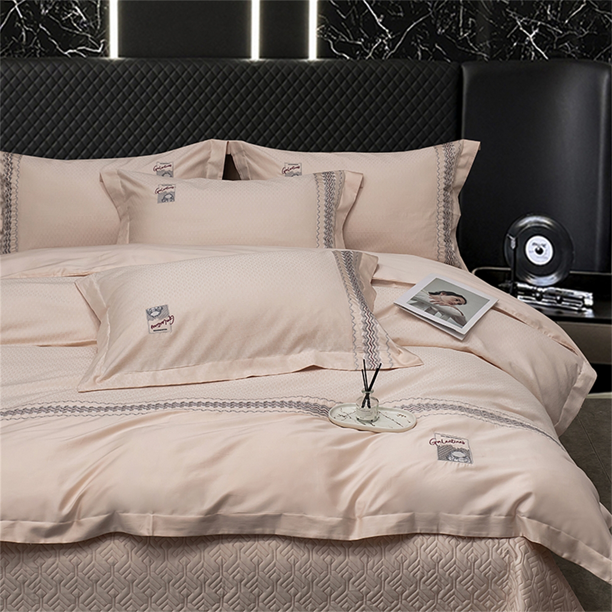 91家纺网 家纺一手货源 找家纺 OL家纺 2025新款140全棉提花刺绣四件套-亚尔夫（控价1.5/1.8标准被套折券后438元！！！） 亚尔夫-气质玉