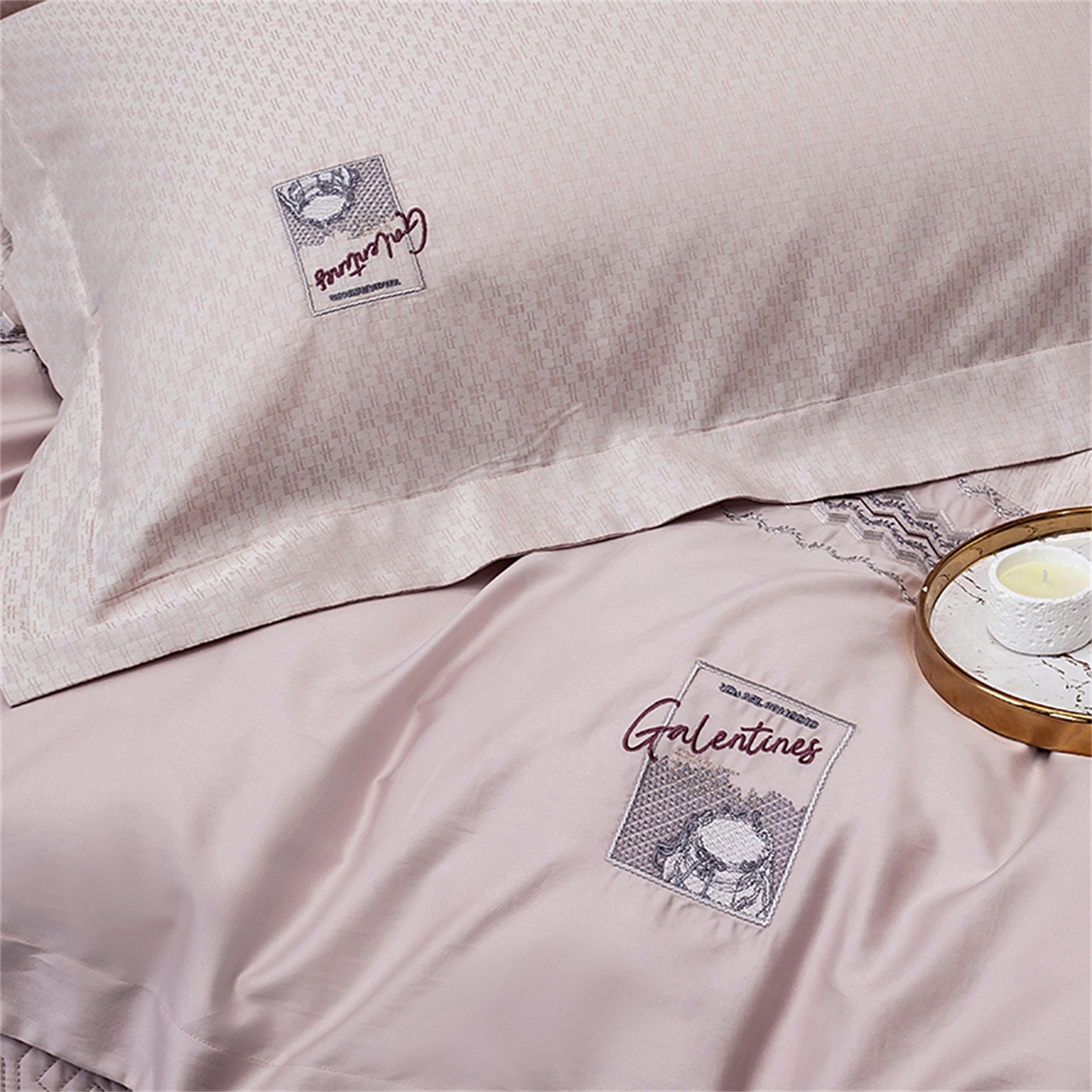 91家纺网 家纺一手货源 找家纺 OL家纺 2025新款140全棉提花刺绣四件套-亚尔夫（控价1.5/1.8标准被套折券后438元！！！） 亚尔夫-樱桃粉