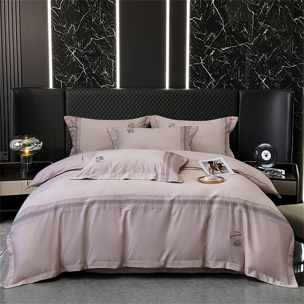 91家纺网 家纺一手货源 找家纺 OL家纺 2025新款140全棉提花刺绣四件套-亚尔夫（控价1.5/1.8标准被套折券后438元！！！） 亚尔夫-樱桃粉