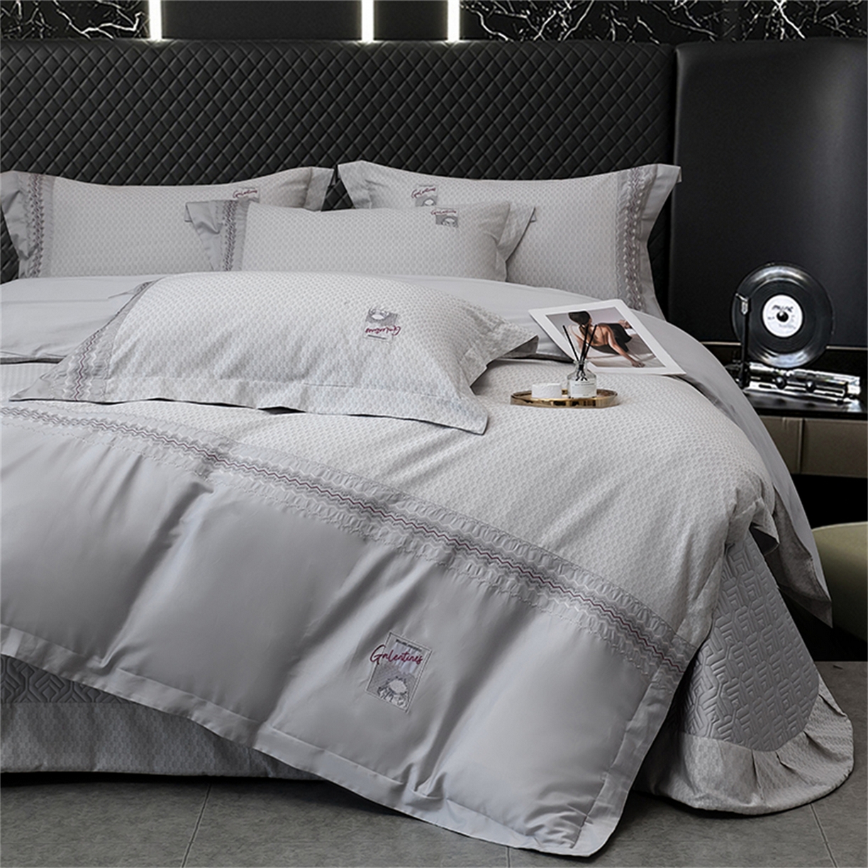 91家纺网 家纺一手货源 找家纺 OL家纺 2025新款140全棉提花刺绣四件套-亚尔夫（控价1.5/1.8标准被套折券后438元！！！） 亚尔夫-高尚灰