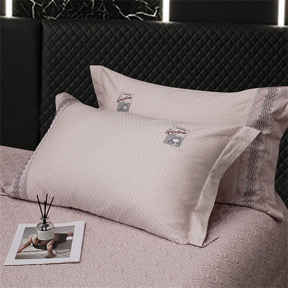 91家纺网 家纺一手货源 找家纺 OL家纺 2025新款140全棉提花刺绣四件套-亚尔夫（控价1.5/1.8标准被套折券后438元！！！） 亚尔夫-樱桃粉