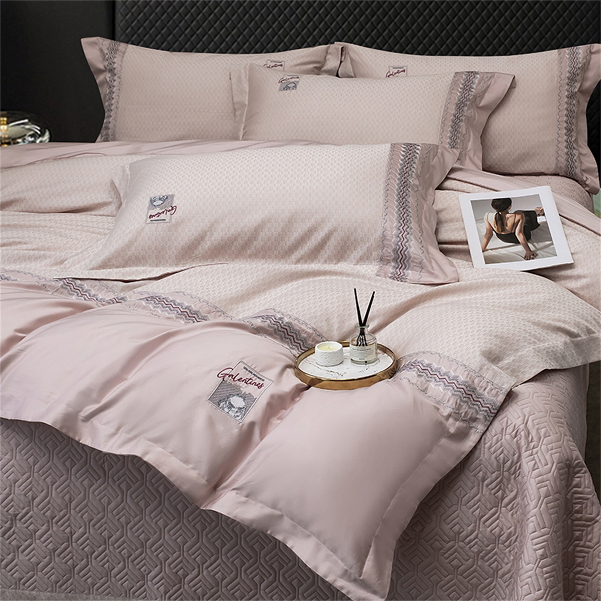 91家纺网 家纺一手货源 找家纺 OL家纺 2025新款140全棉提花刺绣四件套-亚尔夫（控价1.5/1.8标准被套折券后438元！！！） 亚尔夫-樱桃粉