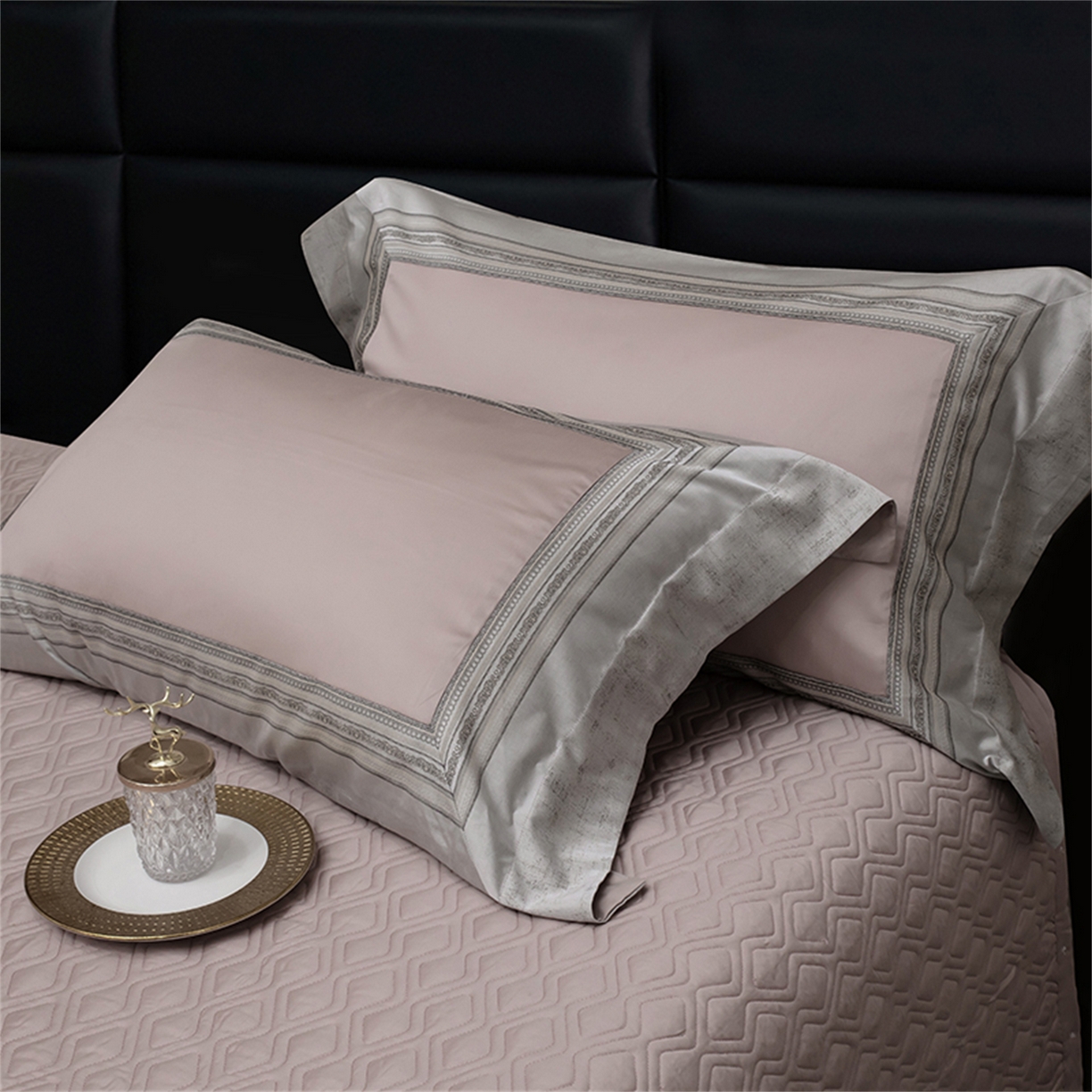 91家纺网 家纺一手货源 找家纺 OL家纺 2025新款天丝棉拼角四件套-爱丽斯娜（控价1.5/1.8标准被套折券后498元！！！） 爱丽斯娜-樱桃粉