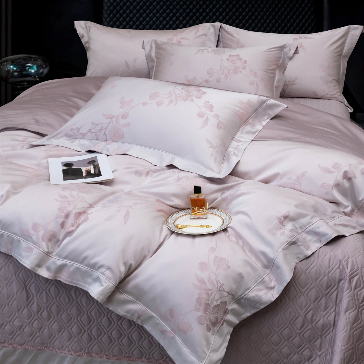 91家纺网 家纺一手货源 找家纺 OL家纺 2025新款天丝棉色织大提花四件套（控价1.5/1.8标准被套折券后398元！！！） 风的印记-粉