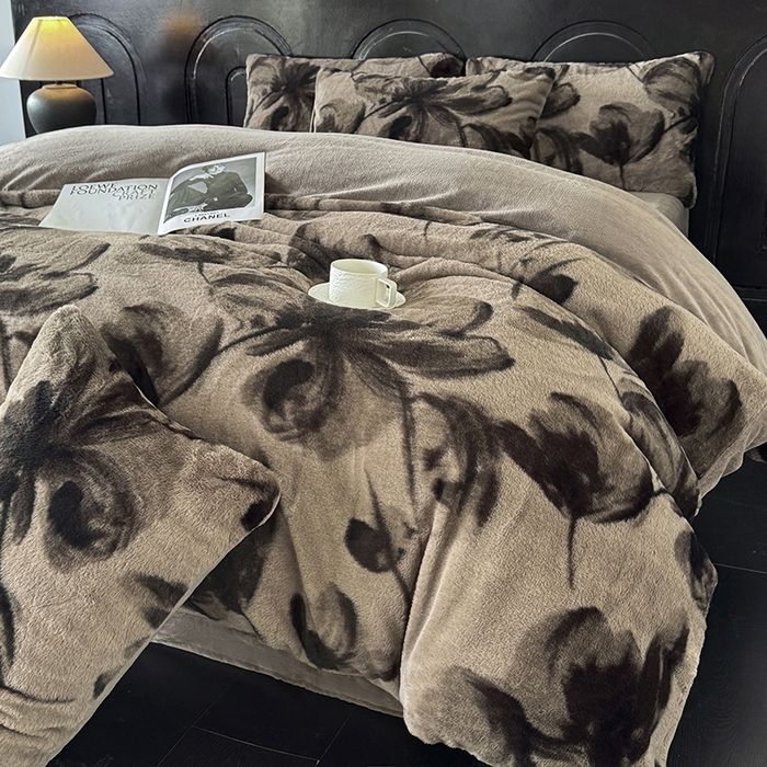 91家纺网 家纺一手货源 找家纺 梵克保罗 2025秋冬新款直播热卖高克重加厚轻奢法式獭兔毛绒牛奶绒美拉德风四件套枕套单被套床单 云杉