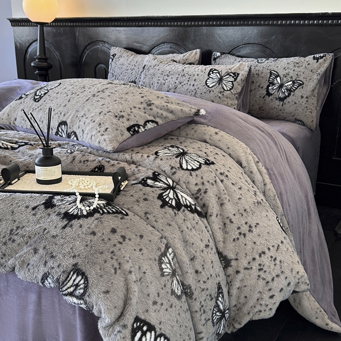 91家纺网 家纺一手货源 找家纺 梵克保罗 2025秋冬新款直播热卖高克重加厚轻奢法式獭兔毛绒牛奶绒美拉德风四件套枕套单被套床单 蝶影