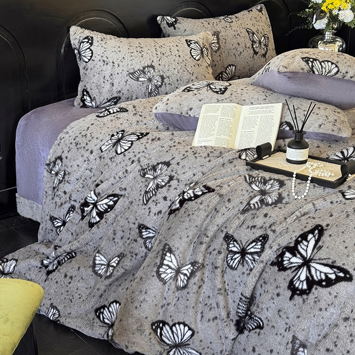 91家纺网 家纺一手货源 找家纺 梵克保罗 2025秋冬新款直播热卖高克重加厚轻奢法式獭兔毛绒牛奶绒美拉德风四件套枕套单被套床单 蝶影