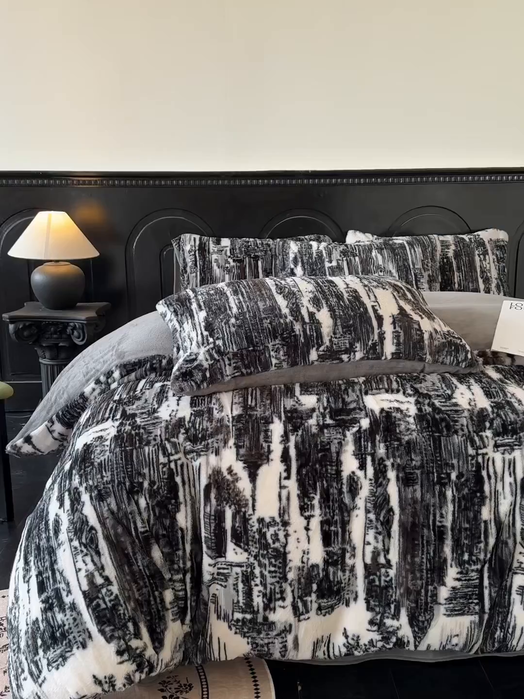 91家纺网 家纺一手货源 找家纺 梵克保罗 2025秋冬新款直播热卖高克重加厚轻奢法式獭兔毛绒牛奶绒美拉德风四件套枕套单被套床单 黑白