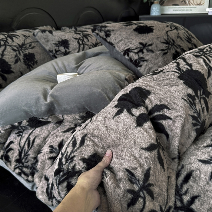 91家纺网 家纺一手货源 找家纺 梵克保罗 2025秋冬新款直播热卖高克重加厚轻奢法式獭兔毛绒牛奶绒美拉德风四件套枕套单被套床单 花间灰