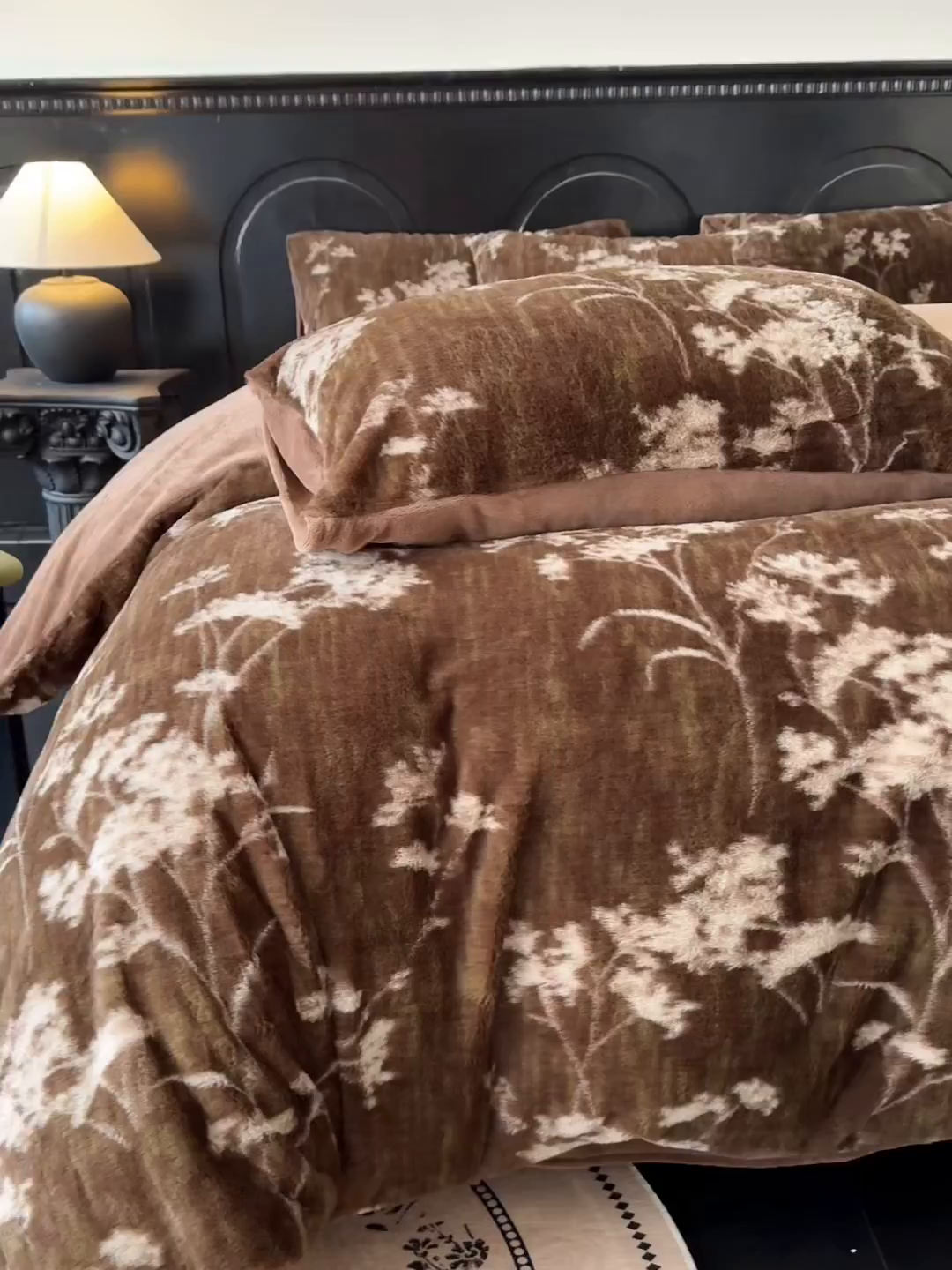 91家纺网 家纺一手货源 找家纺 梵克保罗 2025秋冬新款直播热卖高克重加厚轻奢法式獭兔毛绒牛奶绒美拉德风四件套枕套单被套床单 花影