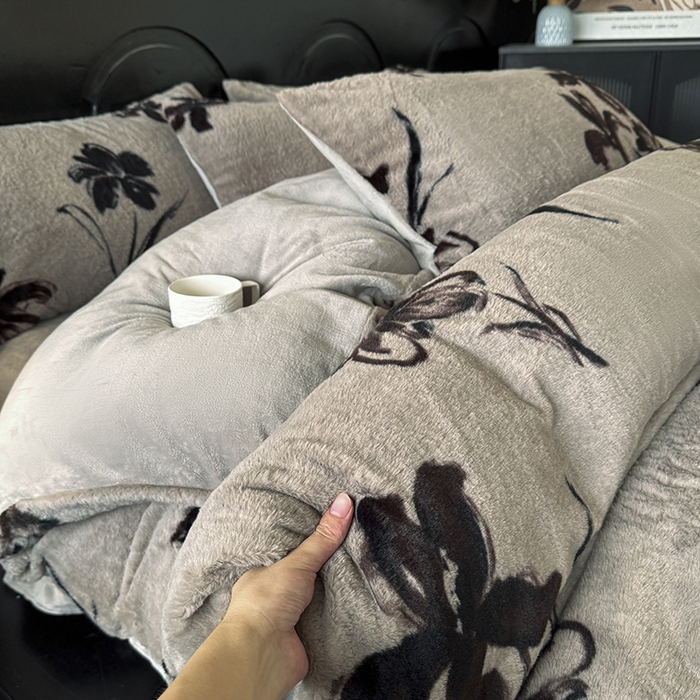 91家纺网 家纺一手货源 找家纺 梵克保罗 2025秋冬新款直播热卖高克重加厚轻奢法式獭兔毛绒牛奶绒美拉德风四件套枕套单被套床单 卉兰