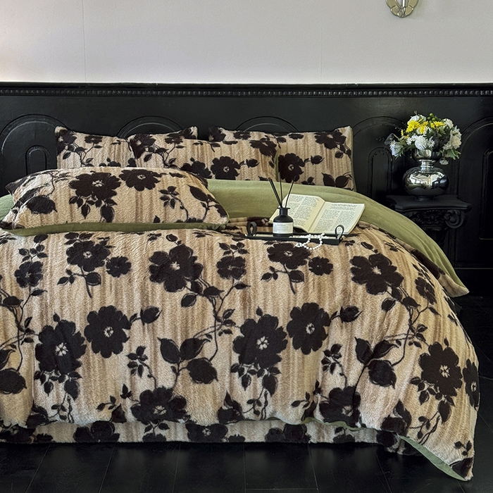 91家纺网 家纺一手货源 找家纺 梵克保罗 2025秋冬新款直播热卖高克重加厚轻奢法式獭兔毛绒牛奶绒美拉德风四件套枕套单被套床单 绿野