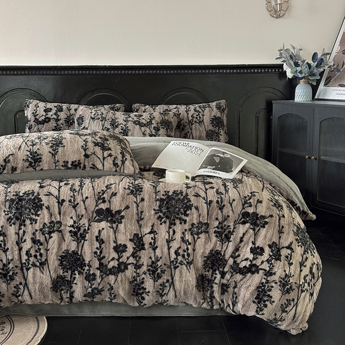 91家纺网 家纺一手货源 找家纺 梵克保罗 2025秋冬新款直播热卖高克重加厚轻奢法式獭兔毛绒牛奶绒美拉德风四件套枕套单被套床单 墨枝