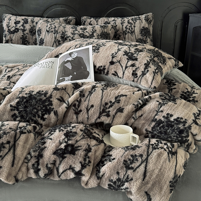 91家纺网 家纺一手货源 找家纺 梵克保罗 2025秋冬新款直播热卖高克重加厚轻奢法式獭兔毛绒牛奶绒美拉德风四件套枕套单被套床单 墨枝