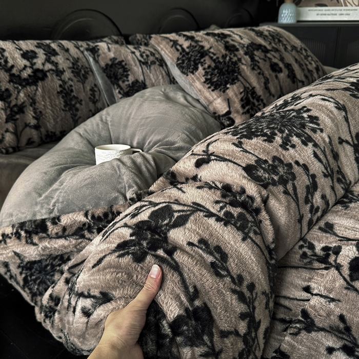 91家纺网 家纺一手货源 找家纺 梵克保罗 2025秋冬新款直播热卖高克重加厚轻奢法式獭兔毛绒牛奶绒美拉德风四件套枕套单被套床单 墨枝