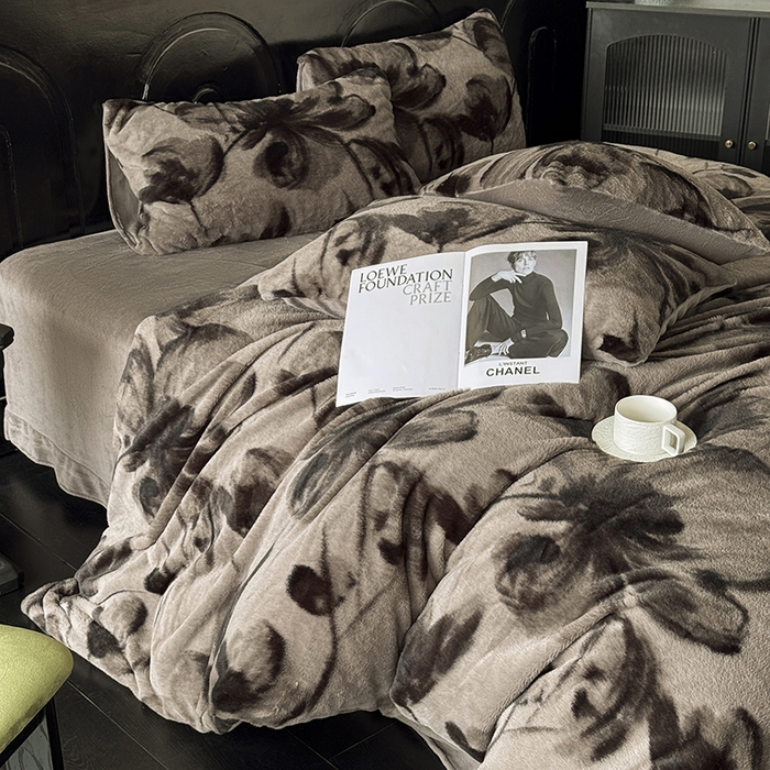 91家纺网 家纺一手货源 找家纺 梵克保罗 2025秋冬新款直播热卖高克重加厚轻奢法式獭兔毛绒牛奶绒美拉德风四件套枕套单被套床单 云杉