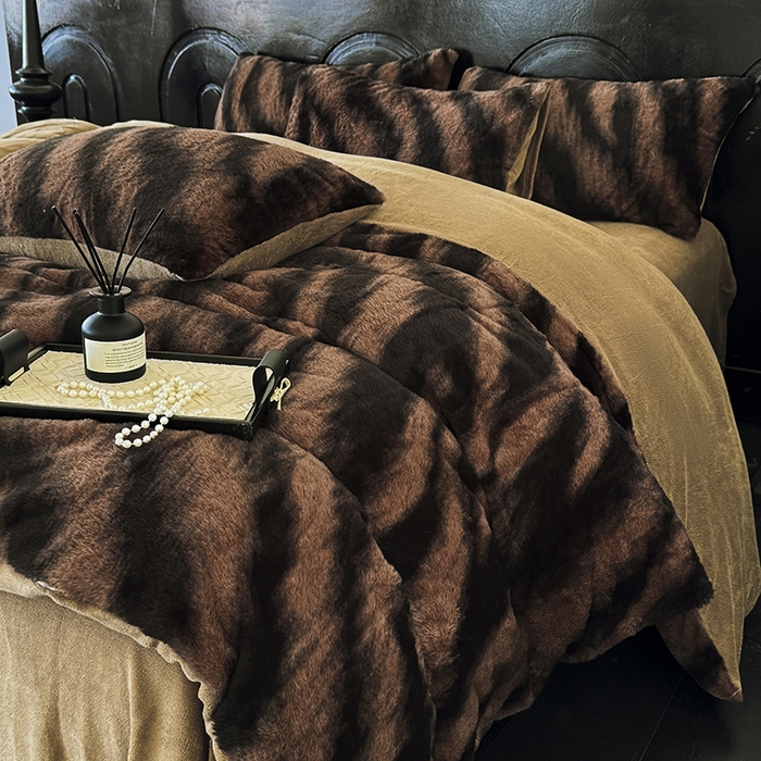 91家纺网 家纺一手货源 找家纺 梵克保罗 2025秋冬新款直播热卖高克重加厚轻奢法式獭兔毛绒牛奶绒美拉德风四件套枕套单被套床单 棕野