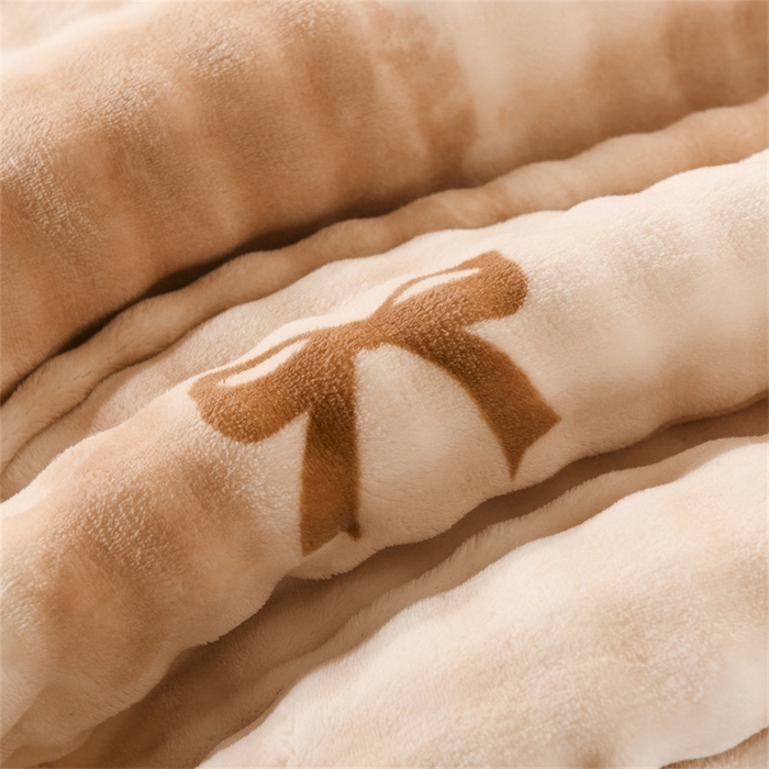 91家纺网 家纺一手货源 找家纺 恋绒家纺 2025新款舒棉绒毛毯三层夹棉牛奶绒印花毛毯卡通秋冬午睡毯多功能盖毯可机洗毯子 蝶追花