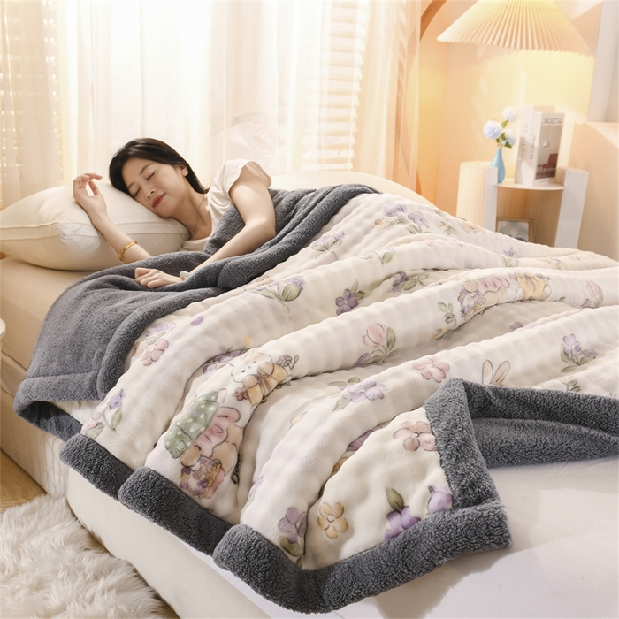 91家纺网 家纺一手货源 找家纺 恋绒家纺 2025新款舒棉绒毛毯三层夹棉牛奶绒印花毛毯卡通秋冬午睡毯多功能盖毯可机洗毯子 花园小兔