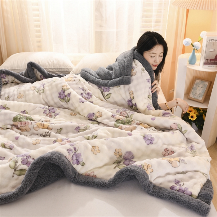 91家纺网 家纺一手货源 找家纺 恋绒家纺 2025新款舒棉绒毛毯三层夹棉牛奶绒印花毛毯卡通秋冬午睡毯多功能盖毯可机洗毯子 花园小兔