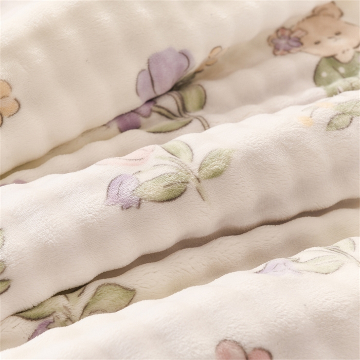 91家纺网 家纺一手货源 找家纺 恋绒家纺 2025新款舒棉绒毛毯三层夹棉牛奶绒印花毛毯卡通秋冬午睡毯多功能盖毯可机洗毯子 花园小兔