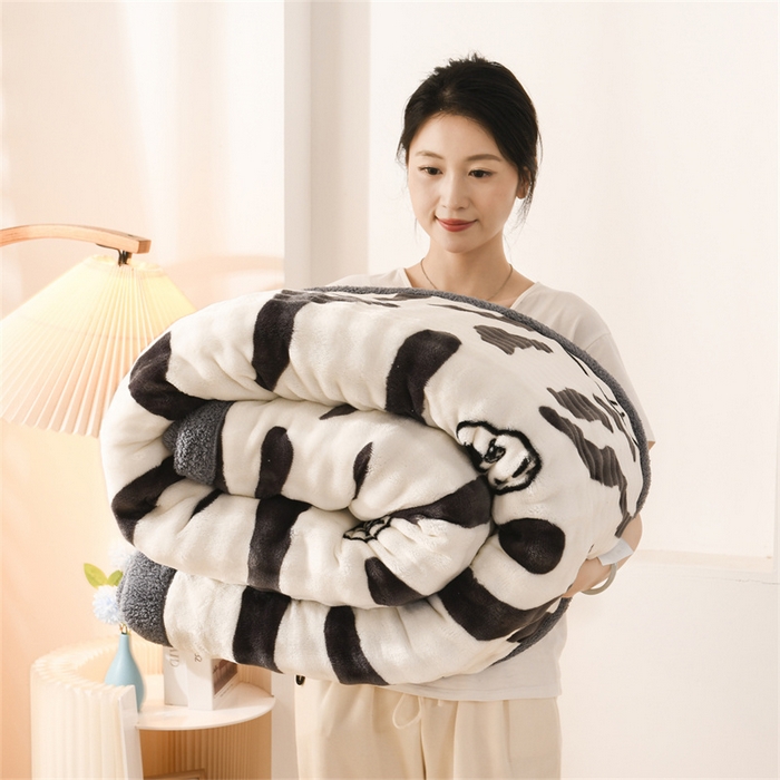91家纺网 家纺一手货源 找家纺 恋绒家纺 2025新款舒棉绒毛毯三层夹棉牛奶绒印花毛毯卡通秋冬午睡毯多功能盖毯可机洗毯子 猫头斑马纹