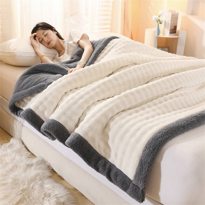 91家纺网 家纺一手货源 找家纺 恋绒家纺 2025新款舒棉绒毛毯三层夹棉牛奶绒印花毛毯卡通秋冬午睡毯多功能盖毯可机洗毯子 奶白