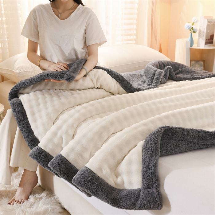 91家纺网 家纺一手货源 找家纺 恋绒家纺 2025新款舒棉绒毛毯三层夹棉牛奶绒印花毛毯卡通秋冬午睡毯多功能盖毯可机洗毯子 奶白